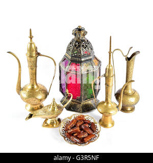 Orientalischer Urlaub Dekoration Laterne, Töpfe, Geschirr. Islamische Gastfreundschaft Konzept. Ramadan kareem Stockfoto