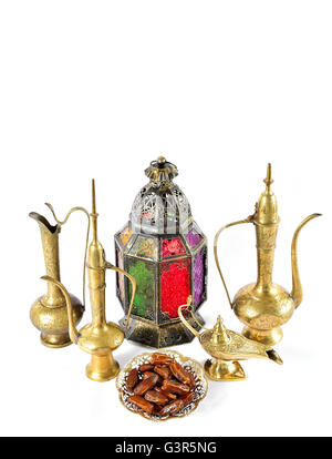 Orientalischer Urlaub Dekoration Laterne, Töpfe, Geschirr auf weißem Hintergrund Stockfoto
