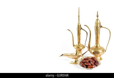 Arabische alte Geschirr, Töpfe und Termine Obstsorten. Orientalischer Urlaub Dekoration Stockfoto