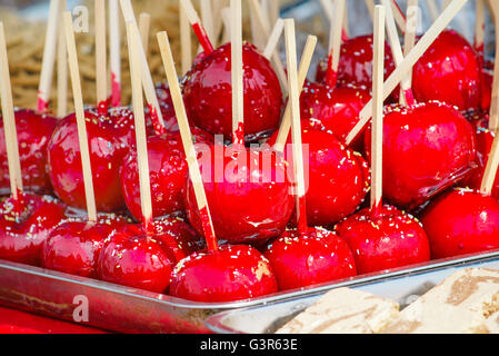 Sweet glasiert rote Toffee Liebesäpfel auf Sticks für den Verkauf auf dem Wochenmarkt oder Jahrmarkt. Stockfoto