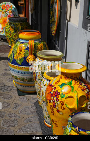 Große Töpfe Urnen Majolika aus Italien Amalfi Küste große Aussage Stücke von traditionellen Geschirr Keramik Boden und Wand Fliesen Spanisch. Stockfoto