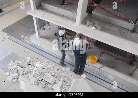 Pavia (Italien), EUCENTRE - European Center for Earthquake Engineering, Kontrolle der Schäden, die auf ein kleines Gebäude eine halbe Größe des natürlichen in armiertem Beton und Ziegel produziert Stockfoto