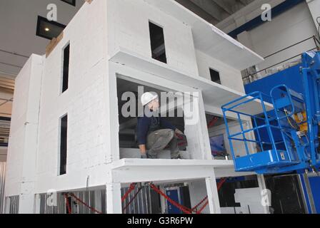 Pavia (Italien), EUCENTRE - European Center for Earthquake Engineering, Kontrolle der Schäden, die auf ein kleines Gebäude eine halbe Größe des natürlichen in armiertem Beton und Ziegel produziert Stockfoto