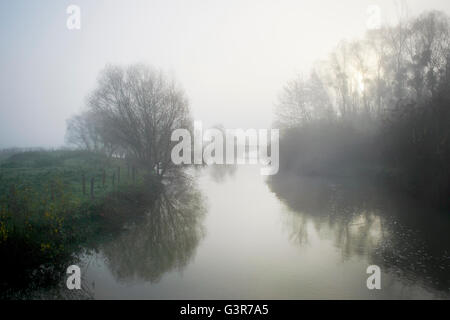 Flüsschen in der Agrarlandschaft, Haute-Marne, Frankreich. Stockfoto