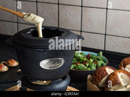 Käse-Fondue Zubereitung in der Küche Stockfoto