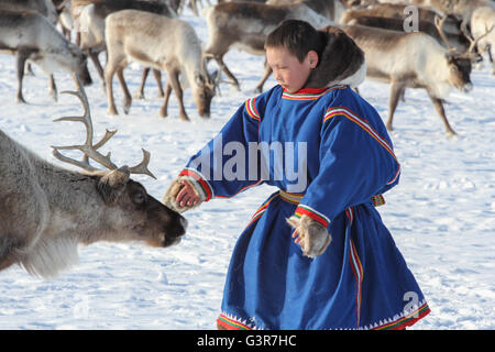 Nenzen junge im nationalen Kleidung mit dem Hirsch. Stockfoto