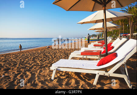 Sonnenliegen am Strand von Sanur, Bali, Indonesien Stockfoto