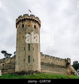 Warwick Castle. Es ist eine mittelalterliche Burg im 11. Jahrhundert von Wilhelm dem Eroberer und eine der touristischen Hauptattraktionen in Großbritannien gebaut. Stockfoto