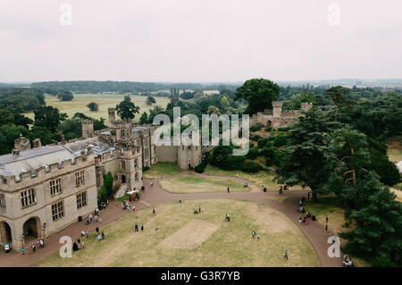 Erhöhte Ansicht des Warwick Castle. Es ist eine mittelalterliche Burg, erbaut im 11. Jahrhundert von Wilhelm dem Eroberer und einen großen touristischen Stockfoto