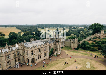 Erhöhte Ansicht des Warwick Castle. Es ist eine mittelalterliche Burg, erbaut im 11. Jahrhundert von Wilhelm dem Eroberer und einen großen touristischen Stockfoto