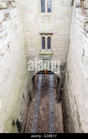 Warwick Castle. Es ist eine mittelalterliche Burg im 11. Jahrhundert von Wilhelm dem Eroberer und eine der touristischen Hauptattraktionen in Großbritannien gebaut. Stockfoto