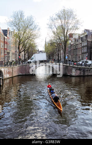 Ruderboot auf der Leidsegracht in der Innenstadt von Amsterdam, Niederlande im Frühjahr. Stockfoto