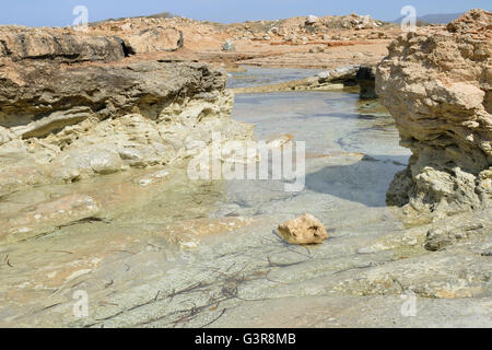 Erodierte felsigen Strand am Kap Drepanon, Agios Georgios, Pegeia, Zypern Stockfoto