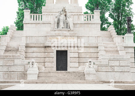 Lajos Kossuth, Ansicht des Mausoleums, das dem ungarischen Führer Lajos Kossuth gewidmet ist, auf dem Kerepesi-Friedhof im Jozsefvaros-Gebiet von Budapest, Europa Stockfoto