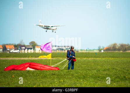 Landung der Fallschirmspringer bei Texel-holland Stockfoto