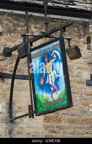 Morris Clown Pub Schild am Bampton, Oxfordshire, England Stockfoto