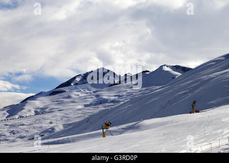 Piste mit Beschneiungsanlage am Abend. Großen Kaukasus, Mount Shahdagh. Qusar Rayon von Aserbaidschan. Stockfoto