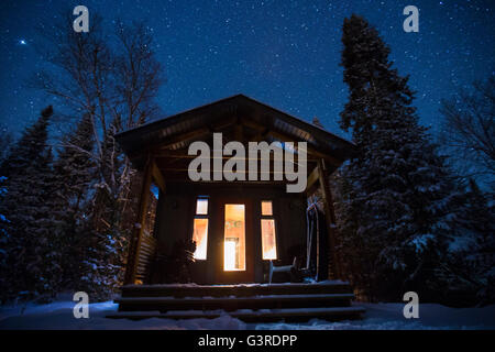 Winterzauber-Nacht in Mont-Tremblant Nationalpark, Quebec. Stockfoto