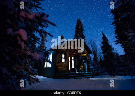 Winterzauber-Nacht in Mont-Tremblant Nationalpark, Quebec. Stockfoto