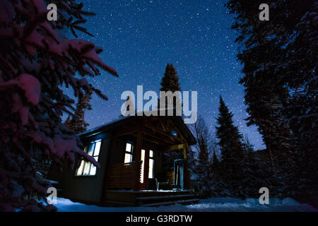 Winterzauber-Nacht in Mont-Tremblant Nationalpark, Quebec. Stockfoto