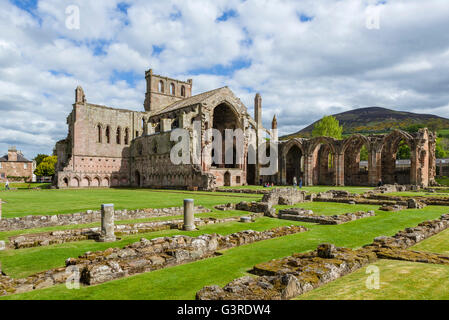 Ruinen der Melrose Abbey (Str. Marys Abbey), ein Zisterzienserkloster, gegründet im Jahr 1136 in Melrose, Scottish Borders, Schottland, UK Stockfoto