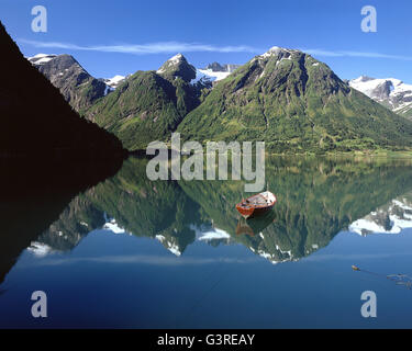 NO - VESTLAND COUNTY : Lake Oppstrynsvatn (auch Strynevatnet oder Strynevatn genannt) von Edmund Nagele FRPS Stockfoto