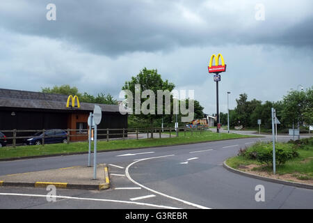 McDonalds-Fahrt durch Fast-Food-Restaurant in Corby, England, UK. Stockfoto