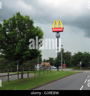 McDonalds Open 24 Stunden Drive Thru Zeichen, Corby. Northamptonshire, England, Vereinigtes Königreich Stockfoto