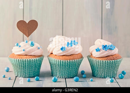 Cupcakes mit Herz Cakepick für text Stockfoto