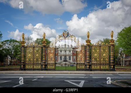 DAS goldene Tor standen stolz außen Warrington Rathaus seit mehr als einem Jahrhundert. Stockfoto