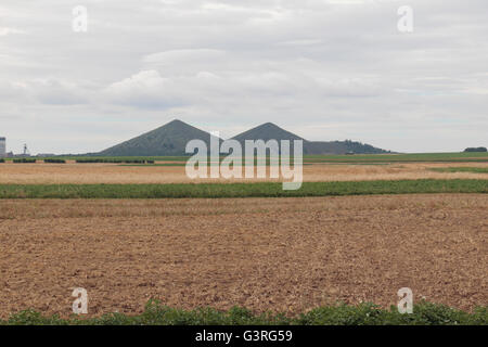 Der Zwilling Haufen der Loos-En-Gohelle sichtbar von der CWGC St Marys Advanced Dressing Station Friedhof, Haisnes, Frankreich. Stockfoto