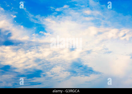 Blauer Himmel mit Wolken von Spindrift, als Hintergrund verwendet werden. Stockfoto