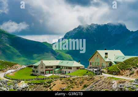 Refugium Hotel Áliva. PR-PNPE 24 - Route Aliva Häfen. Picos de Europa, Kantabrien, Spanien, Europa Stockfoto