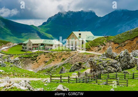 Refugium Hotel Áliva. PR-PNPE 24 - Route Aliva Häfen. Picos de Europa, Kantabrien, Spanien, Europa Stockfoto