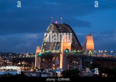 Sydney Harbour Bridge auf eine dunkelblaue Nacht mit einigen Wolken Stockfoto