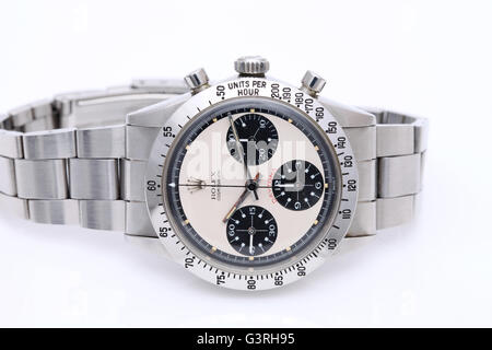 "Rolex Cosmograph Daytona" Vintage Armbanduhr in einem Schaufenster der Vintage-Shop auf weißem Hintergrund Stockfoto