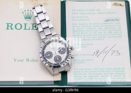 "Rolex Cosmograph Daytona" Vintage Armbanduhr in einem Schaufenster der Vintage-Shop auf weißem Hintergrund Stockfoto