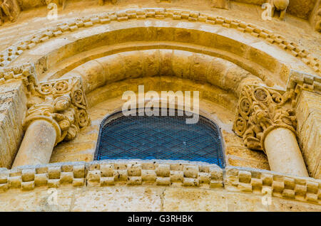 Detail, Kirche von San Martín de Tours, im 11. Jahrhundert im romanischen Stil erbaut, befindet sich auf dem Jakobsweg Stockfoto