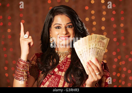 1 schöne erwachsene Frau Diwali Festival Geld finger darauf zeigen Stockfoto