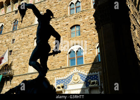 Silhouette des Benvenuto Cellinis Perseus mit der Kopf der Medusa, mit dem Palazzo Vecchio im Hintergrund. Florenz, Toskana Stockfoto