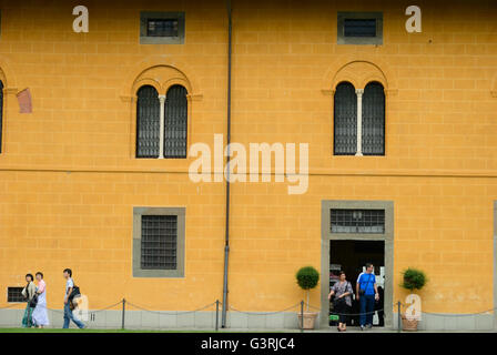 Touristen auf der Piazza del Duomo, Piazza dei Miracoli, im historischen Zentrum. Pisa, Toskana, Italien, Europa Stockfoto