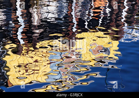 Morgen-Reflexionen von Fishermans Wharf schimmern in Monterey Harbor, Kalifornien. Stockfoto