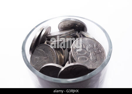 Stapel von Münze Inside Of Glas auf weißem Hintergrund Stockfoto