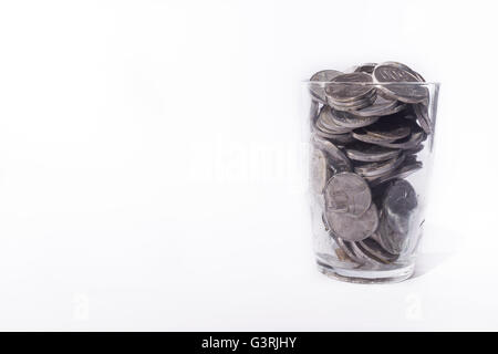 Stapel von Münze Inside Of Glas auf weißem Hintergrund Stockfoto