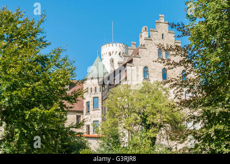 Schloss Lichtenstein – Nebengebäude mit Bäumen im Sommer Stockfoto