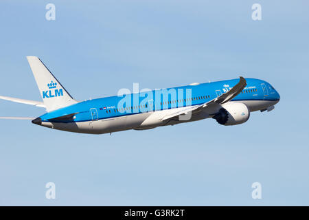 KLM Royal Dutch Airlines Boeing 787-9 Dreamliner Abflug vom Flughafen Schiphol entfernt. Stockfoto