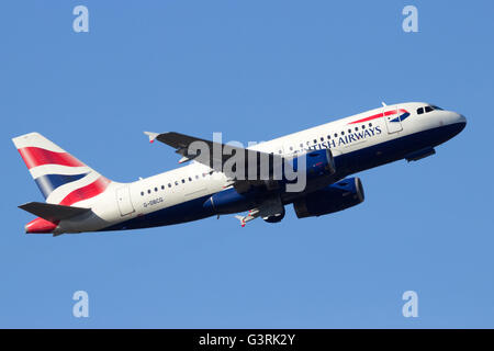 British Airways Airbus A319 Abflug vom Flughafen Schiphol entfernt. Stockfoto