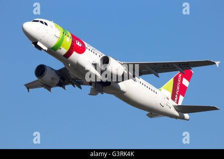 Airbus A320 von TAP Air Portugal ab Flughafen Amsterdam-Schiphol Stockfoto