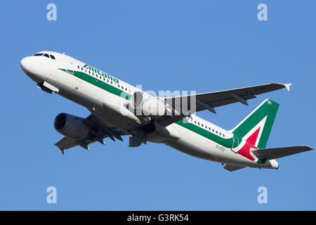 Alitalia Airbus A320-Abflug vom Flughafen Schiphol entfernt. Stockfoto
