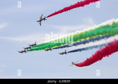 Vereinigte Arabische Emirate Aerobatic Team Al Fursan (Fursan Al Emarat) erklingt in der Luftfahrtausstellung in Marrakesch. Stockfoto